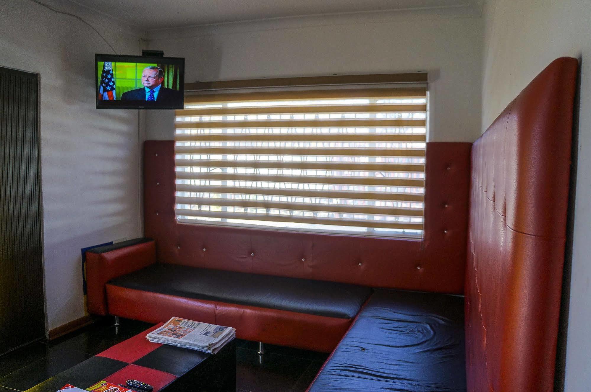 Acn International Regency Lodge Κέμπτον Παρκ Εξωτερικό φωτογραφία