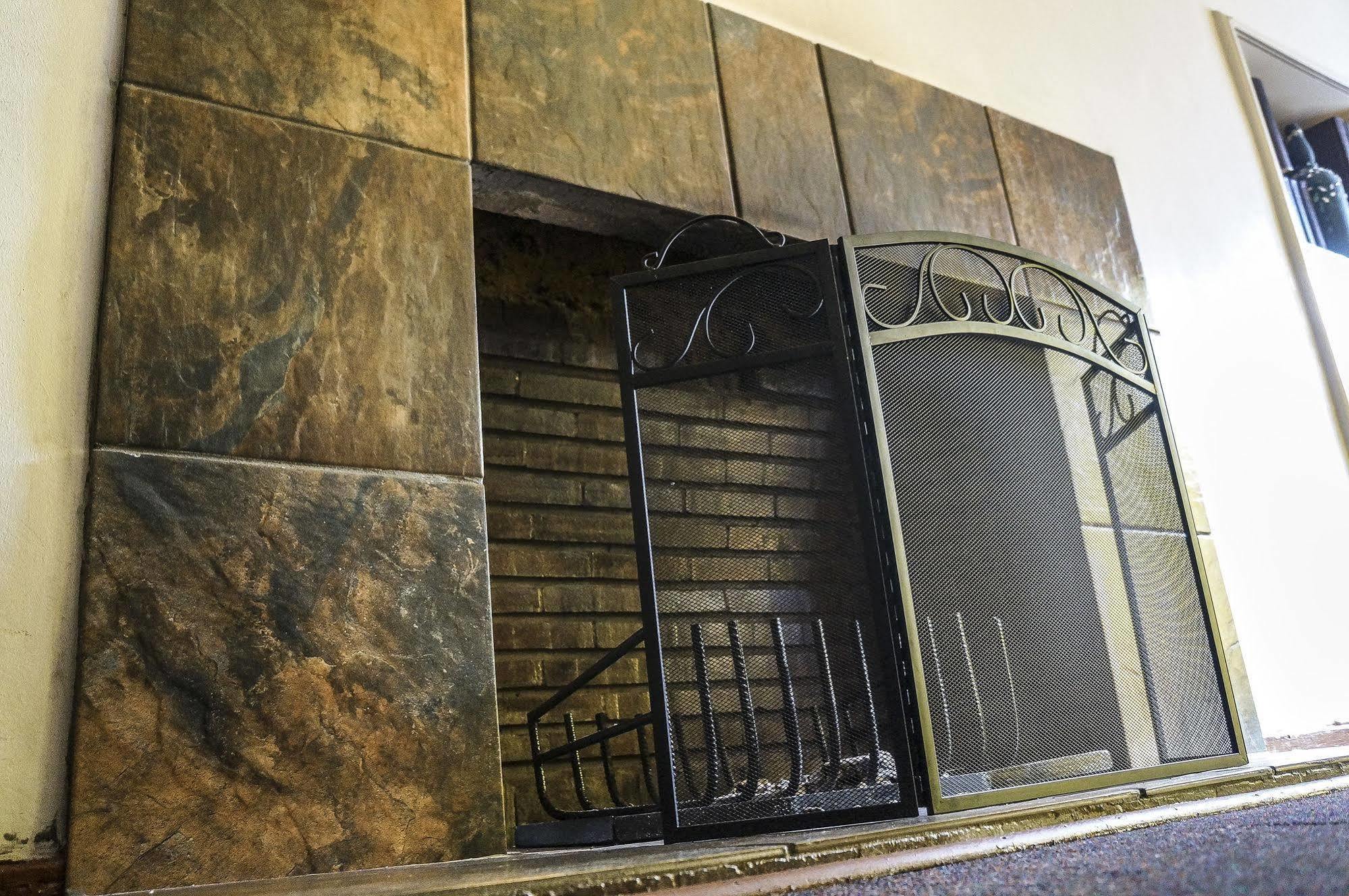 Acn International Regency Lodge Κέμπτον Παρκ Εξωτερικό φωτογραφία