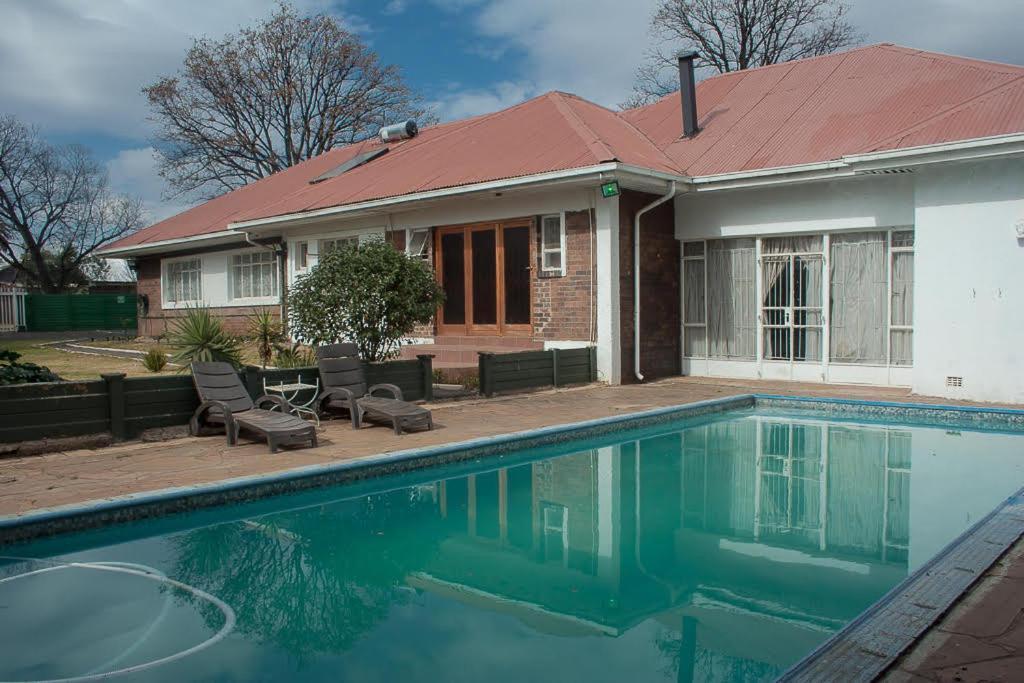 Acn International Regency Lodge Κέμπτον Παρκ Εξωτερικό φωτογραφία